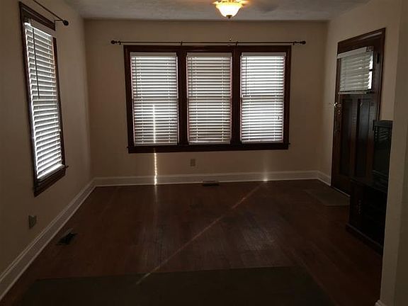 2nd image of 1043 Lee St