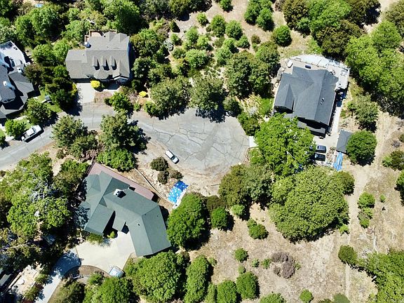 4th image of Blacks Oaks Ct