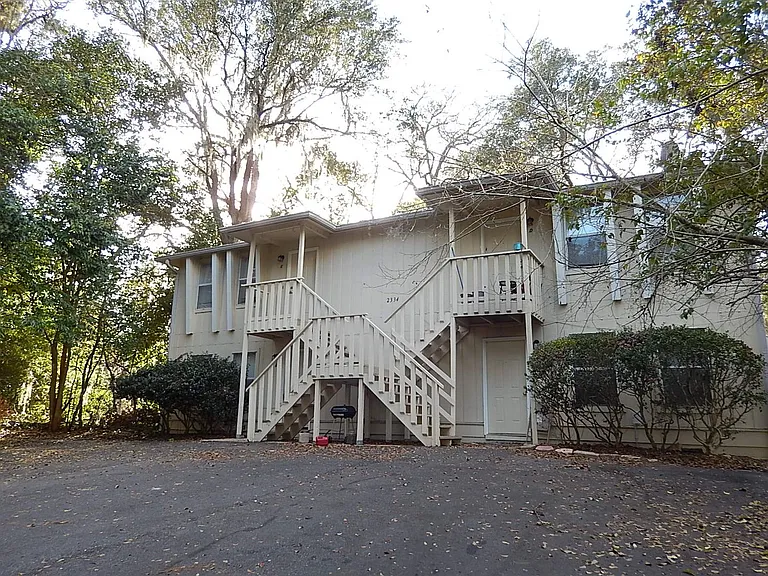 2334 Sylvan Ct — Photo 1