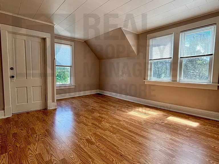 502 E Lincolnway #1/2 — Photo 2