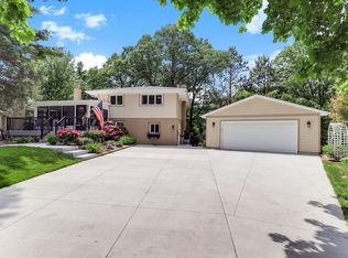 645 Warner Ave S, Mahtomedi, MN 55115