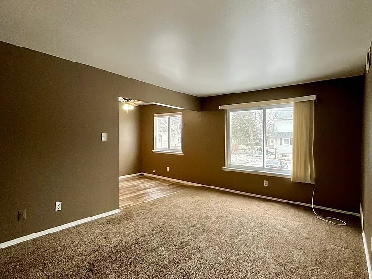 939 James St — Photo 6
