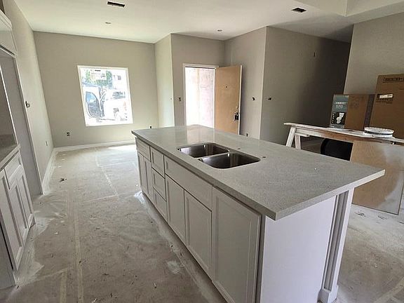 5th image of 706 Ballard St