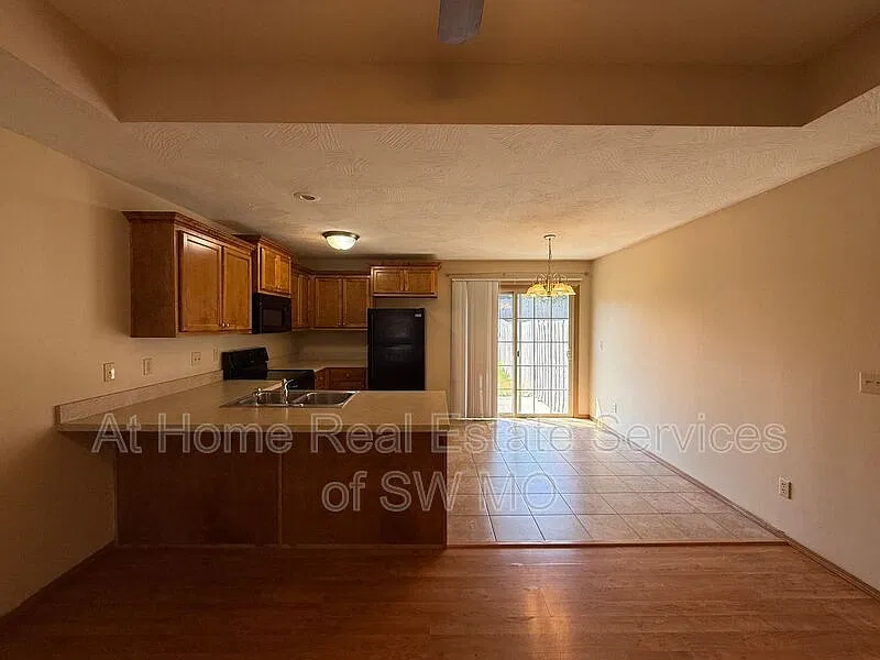 3 bed, 2.0 bath, 1327 sqft, $1,330 — Photo 3