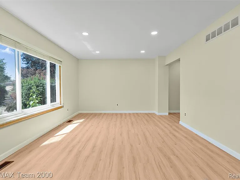 2053 Brookfield St — Photo 5