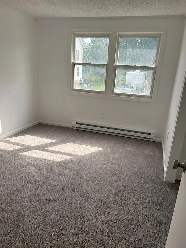 3 bed, 1.0 bath, 2100 sqft, $2,900 — Photo 2