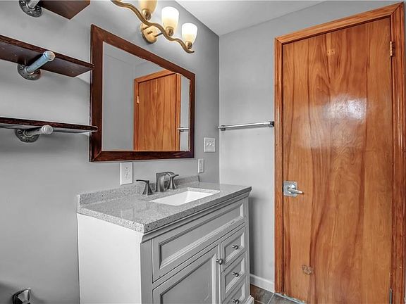 4th image of 175 E Morris Ave