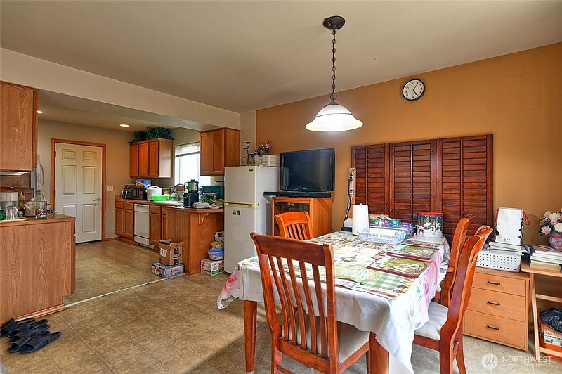 5th image of 10523 7th Avenue W