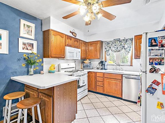 4th image of 250 Evans Ave