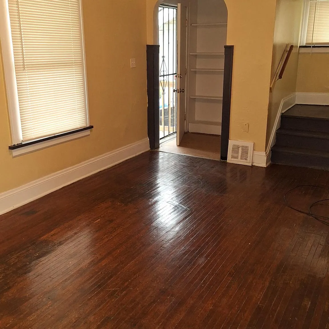 4 bed, 1.5 bath, 1174 sqft, $1,500 — Photo 2