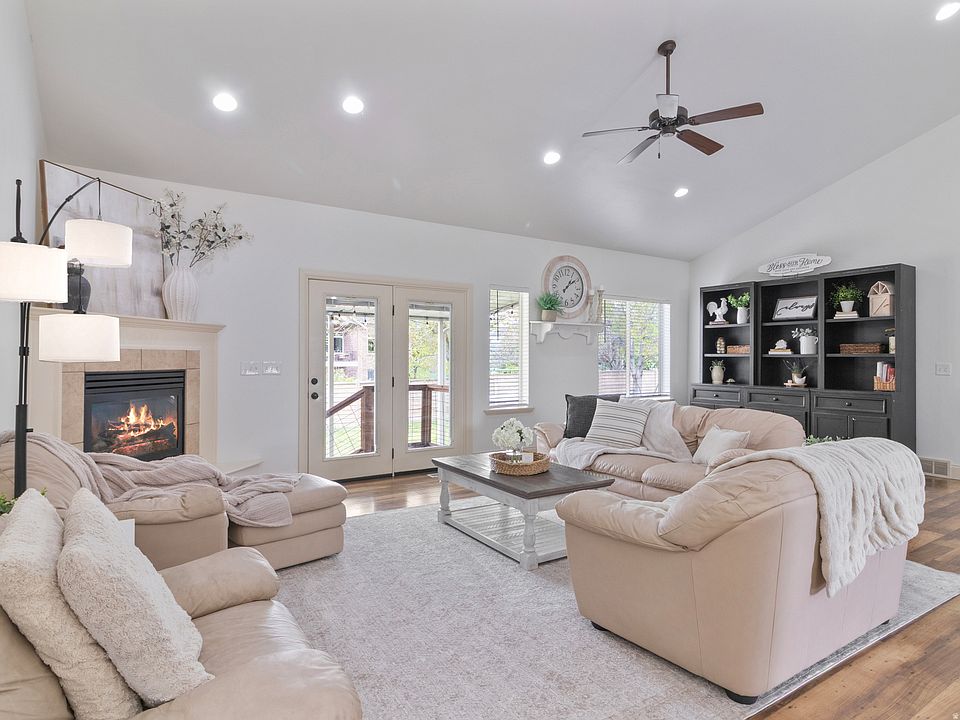 1st image of 1580 Crestmont Way