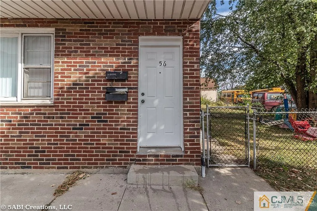 3 bed, 1.0 bath, $2,400 — Photo 3