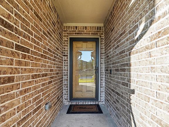 4th image of 305 Acadia Ln