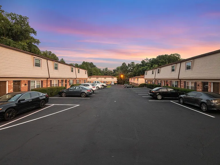 Silver Birch Apartments — Photo 16