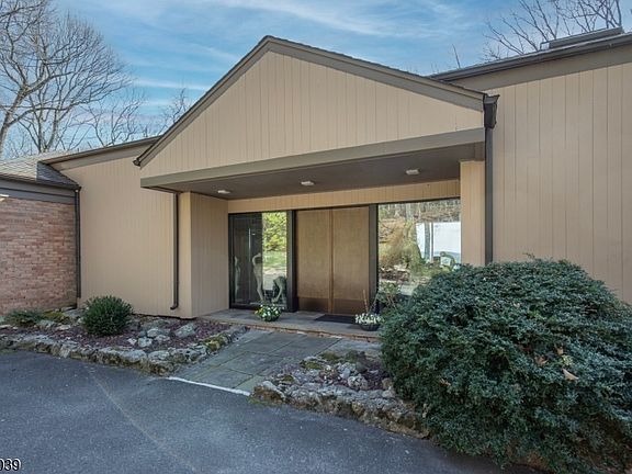 4th image of 235 Mountainside Rd