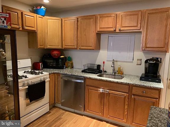 5th image of 2323 S Hutchinson St