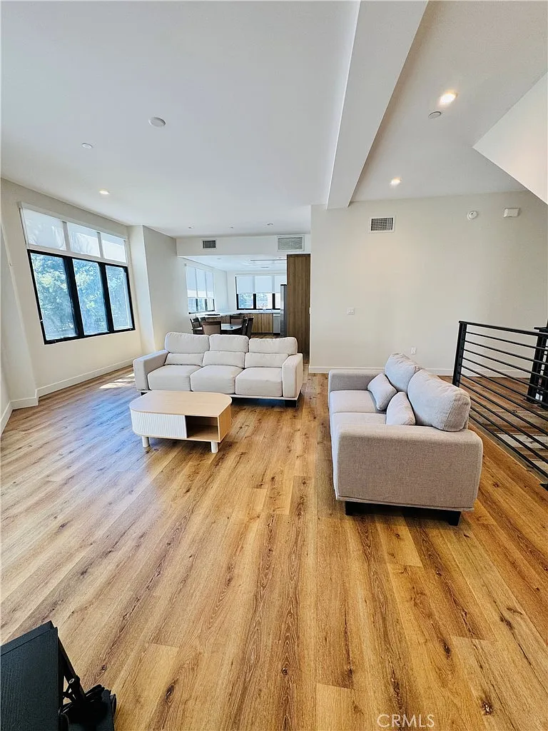 4 bed, 2170 sqft, $5,200 — Photo 3