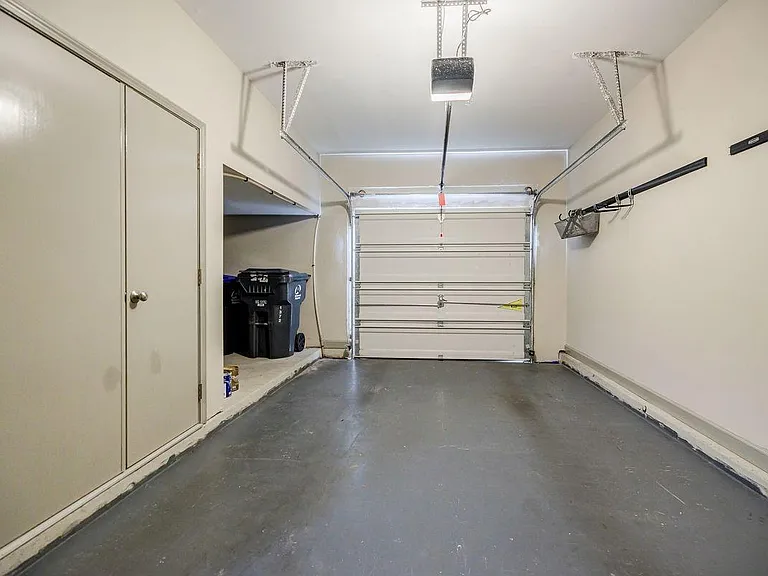 1372 Thornborough Dr — Photo 16