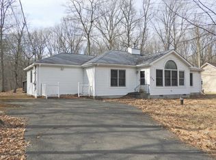 552 W Chipmunk Rd, Bushkill, PA 18324