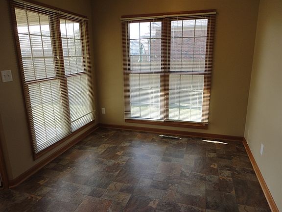 4th image of 1433 Aaron Dr W