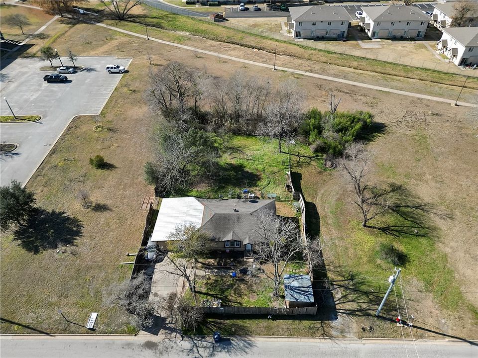 1st image of 904 Eleanor St