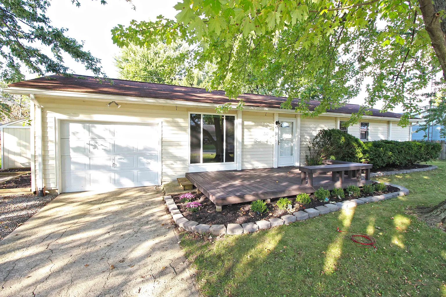 310 Valerie Ave photo 1