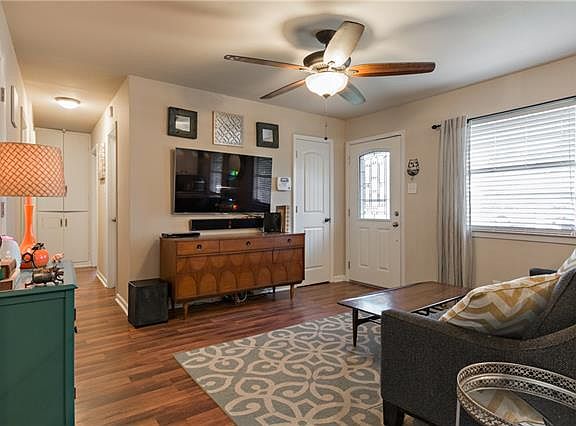 5th image of 403 E Fuller Dr
