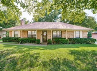 217 Roaring Springs Dr, Desoto, TX 75115
