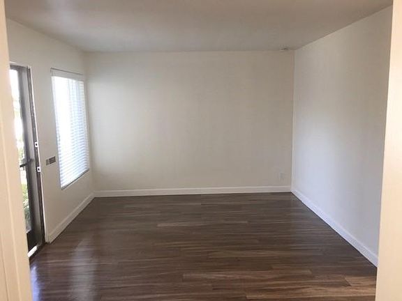3rd image of 975 D Ave
