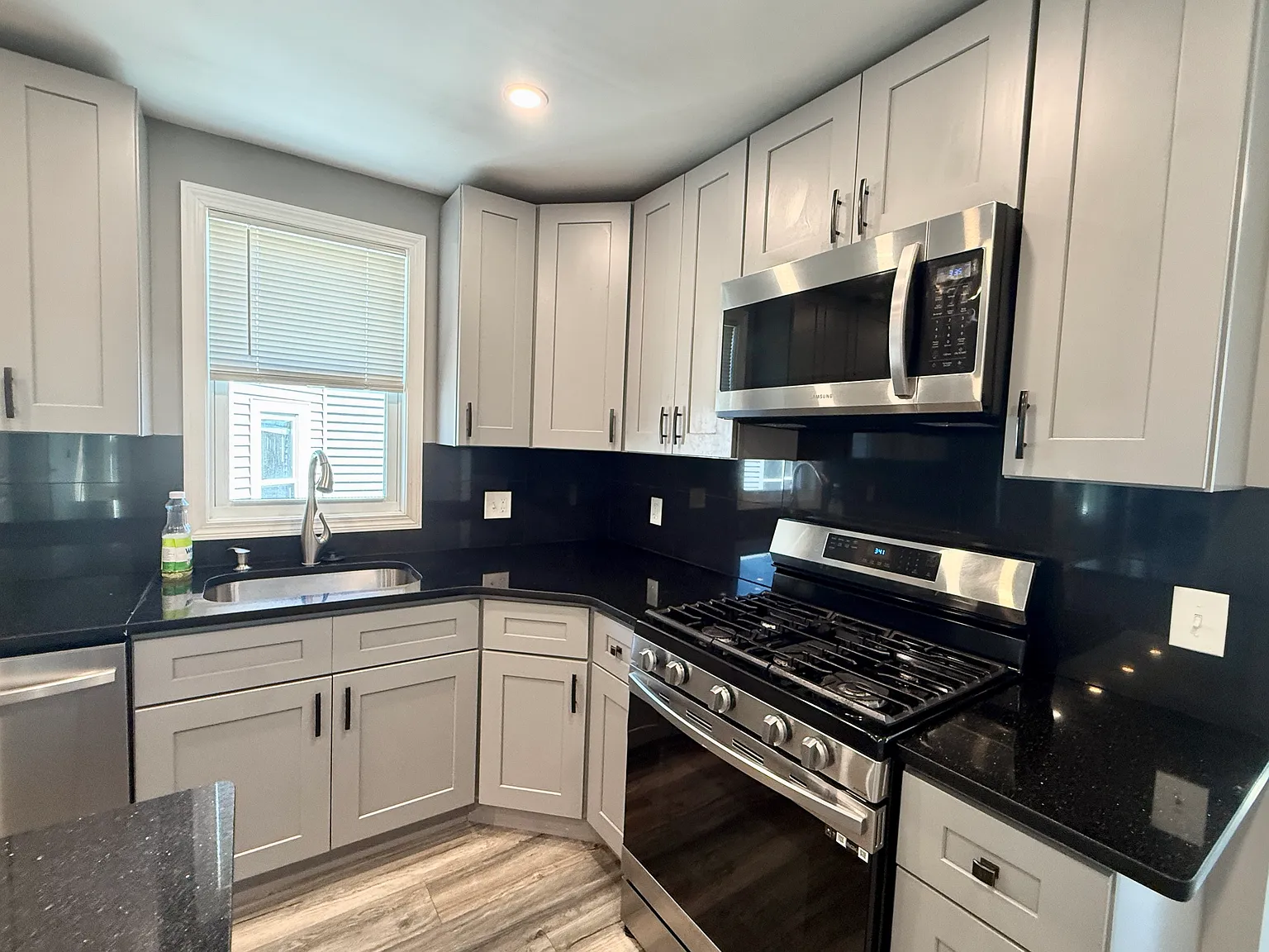 3 bed, 1000 sqft, $3,300 — Photo 2