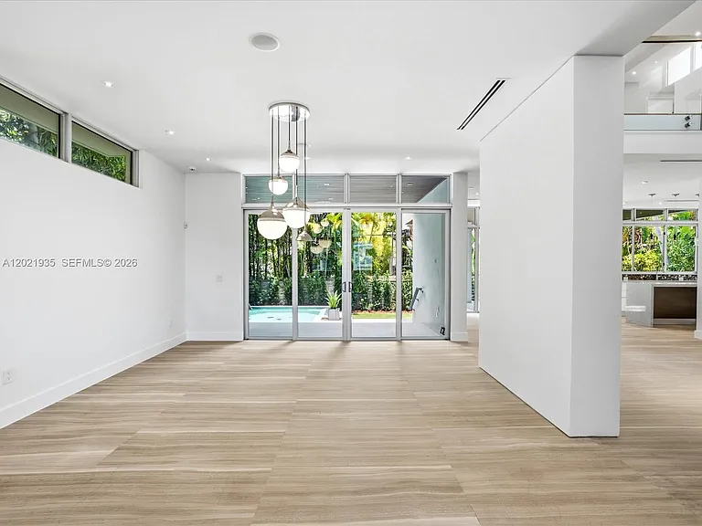 125 Hampton Ln — Photo 12