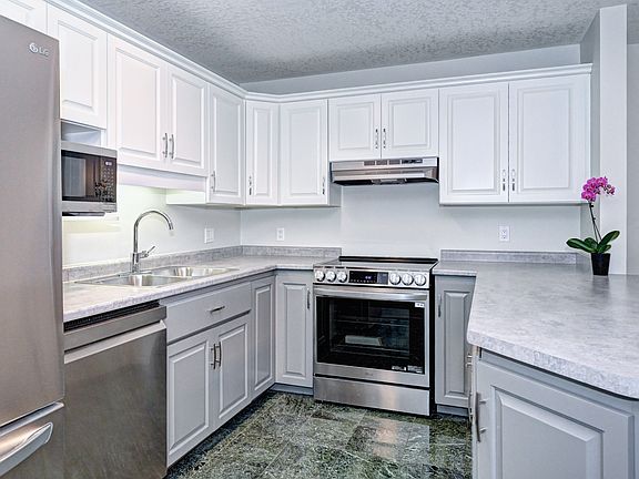 4th image of 136 Ontario St