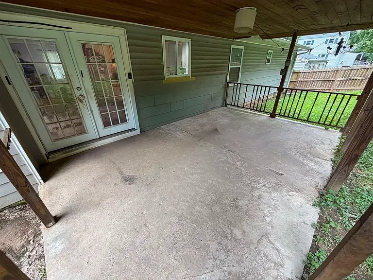 1910 Honeycut Ln — Photo 31