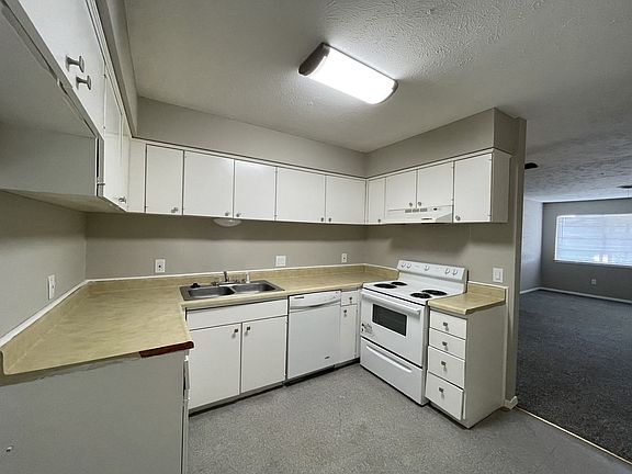 5th image of 2213 Lavern St #B
