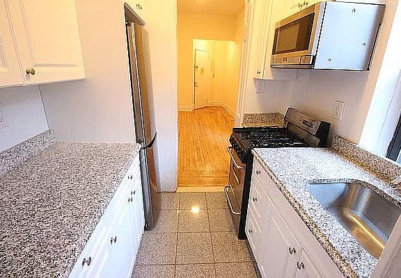 5th image of 136 W 71st St APT 3R