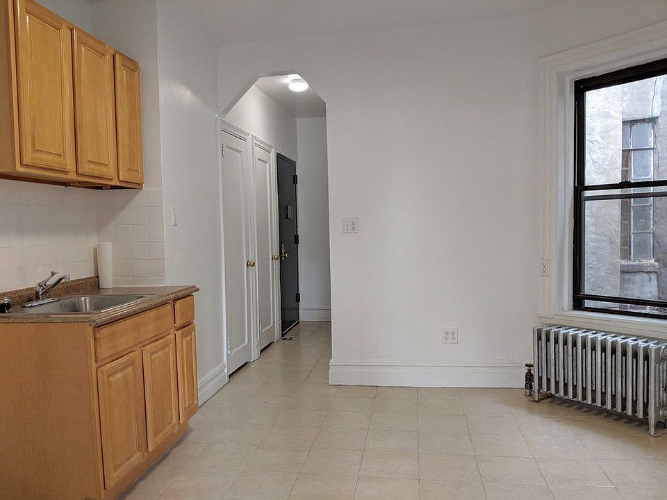 2nd image of 170 Henry St APT 6B