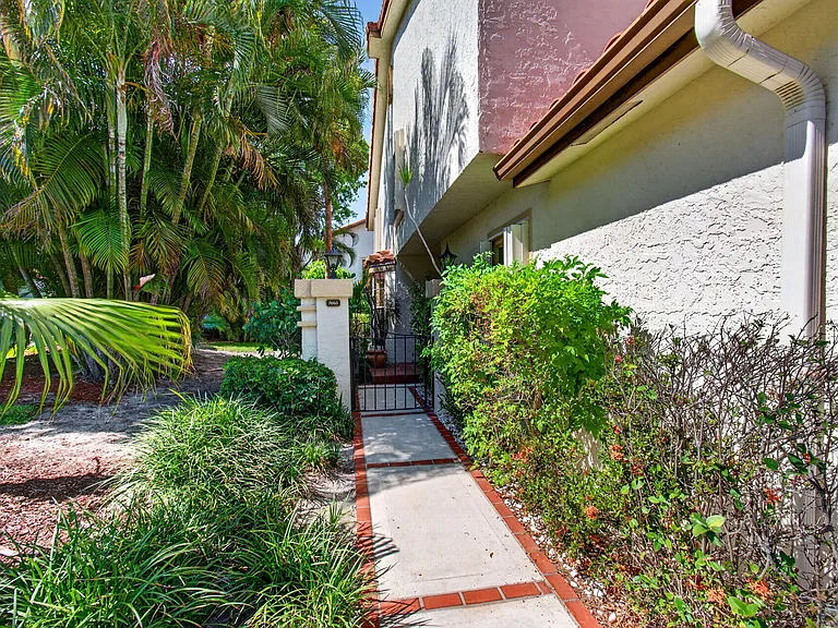 7865 La Mirada Dr — Photo 2