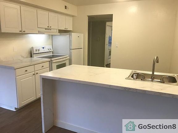 3rd image of 1400 Creekside Dr APT 3