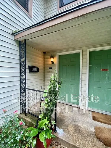 1101 College St Photo 1