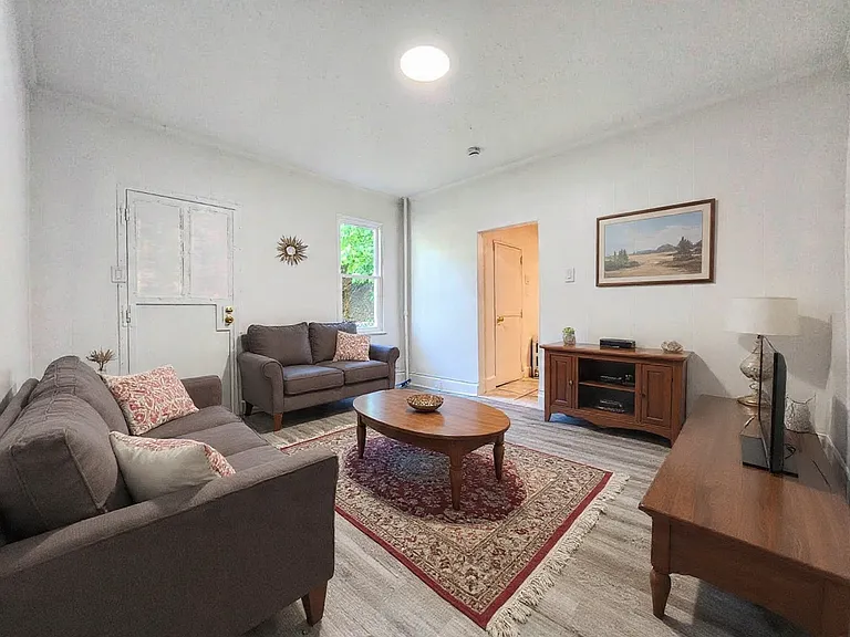 29 Drummond St #3 — Photo 16