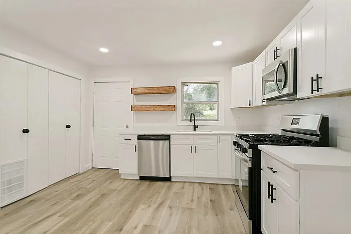 3 bed, 1.0 bath, 1080 sqft, $1,725 — Photo 2