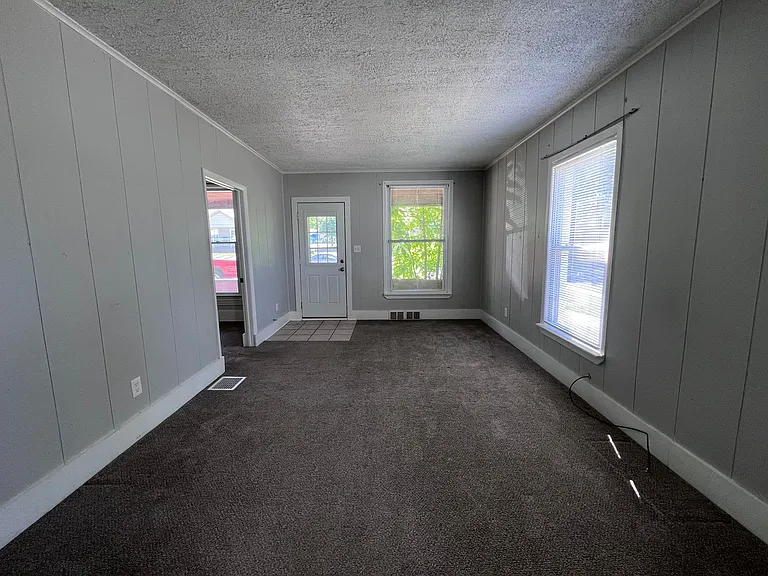 2037 Paris Ave NE — Photo 6