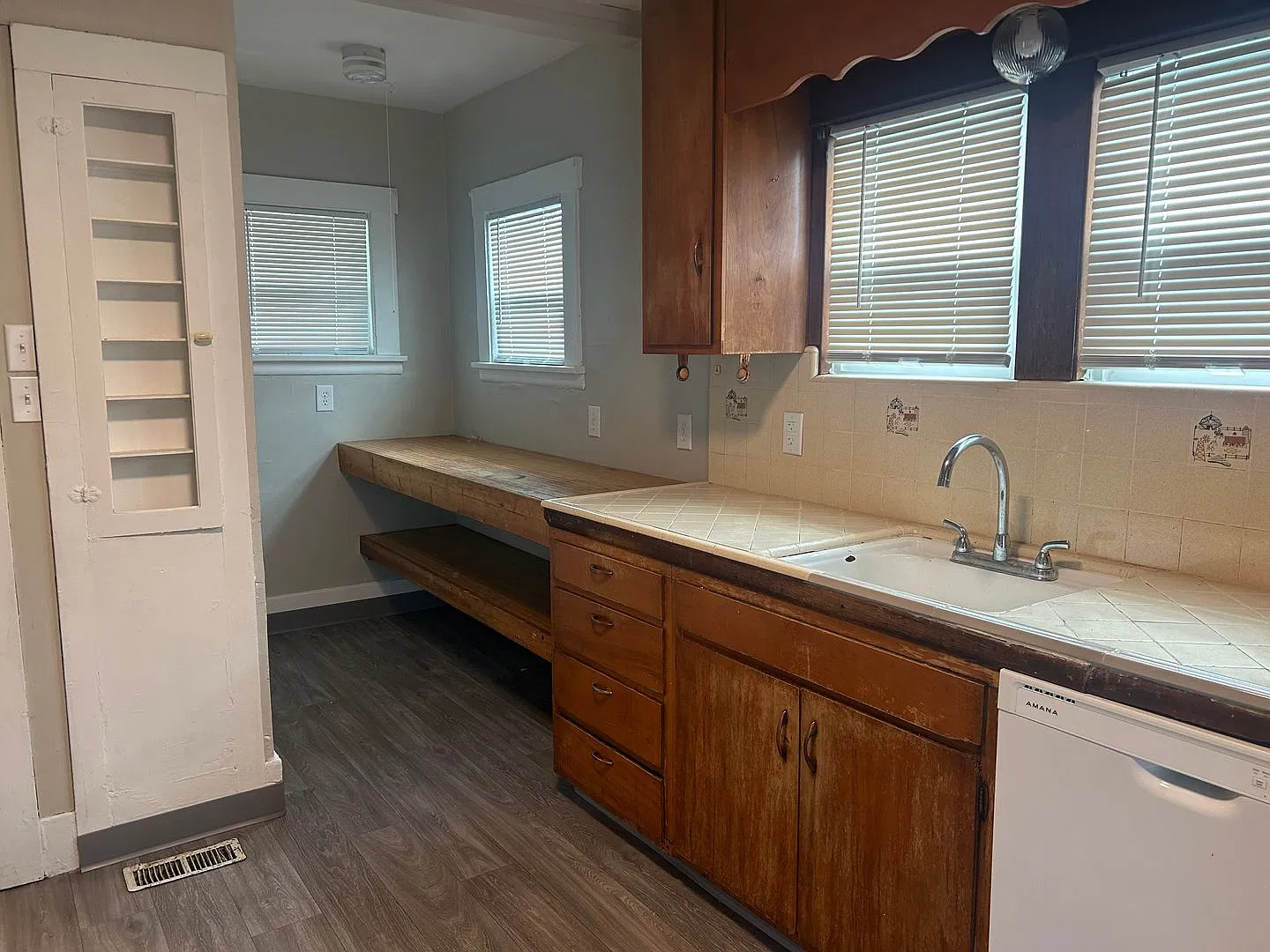 Beautifuly updated 2 Bedroom home with back yard — Photo 3