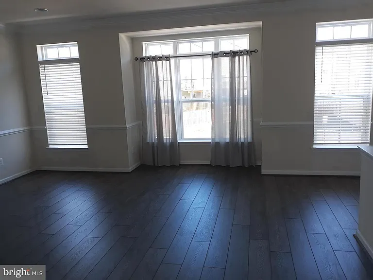 220 Apsley Ter — Photo 2
