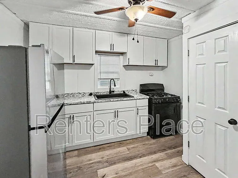 908 W 6th St — Photo 2