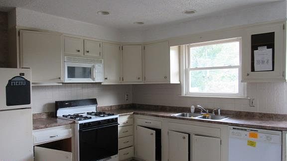 2nd image of 2975 Athens Way