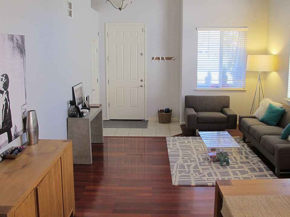 2nd image of 136 Copper Beech Gln