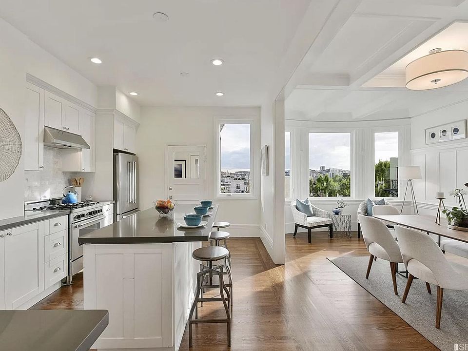 Open kitchen and dining room that can also be used as living room