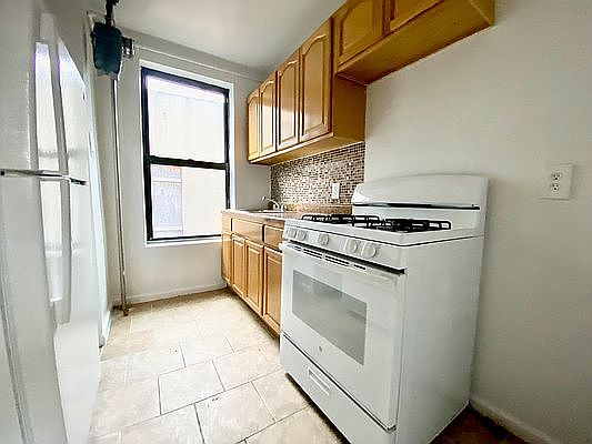 4th image of 541 W 142nd St #Penthouse