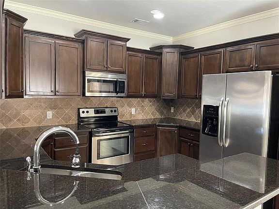 4th image of 10316 Hawthorn Dr